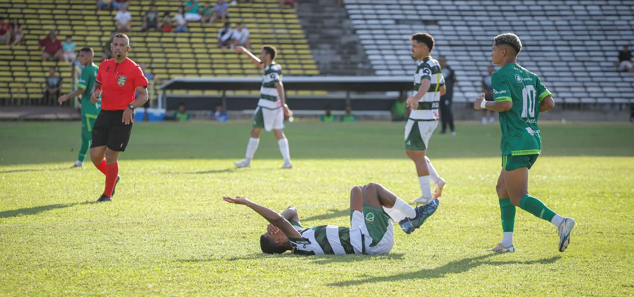Atleta caído no campo.