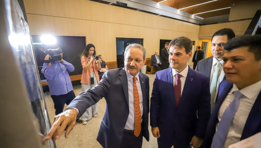 Autoridades conferindo exposição