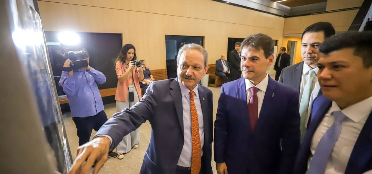 Autoridades conferindo exposição