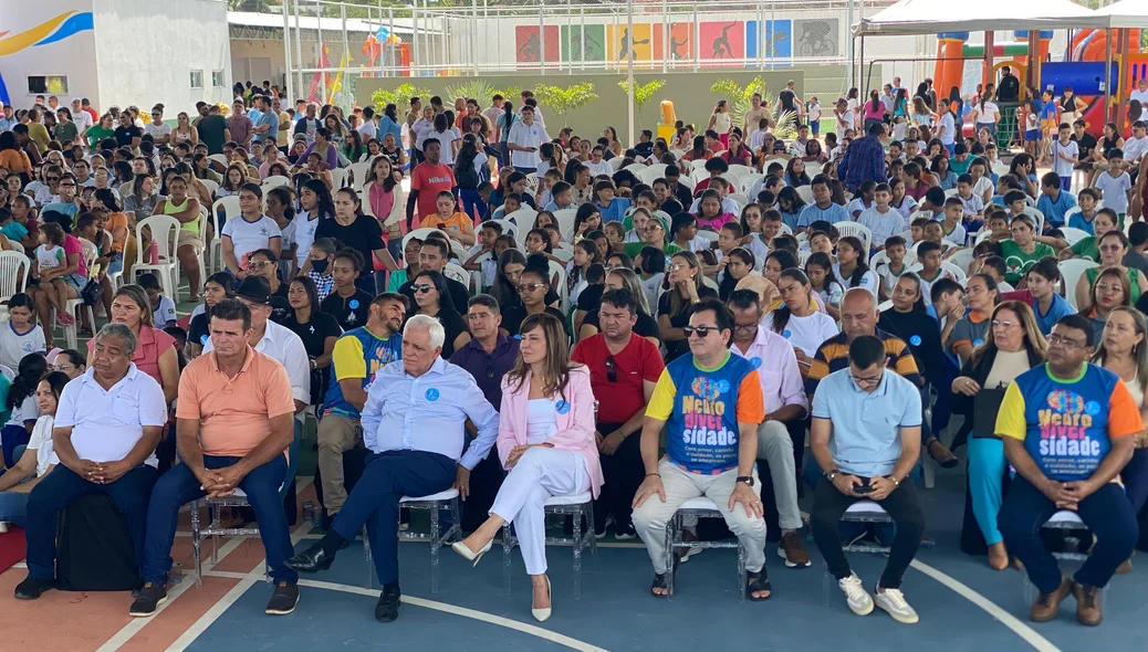Autoridades e a população no evento
