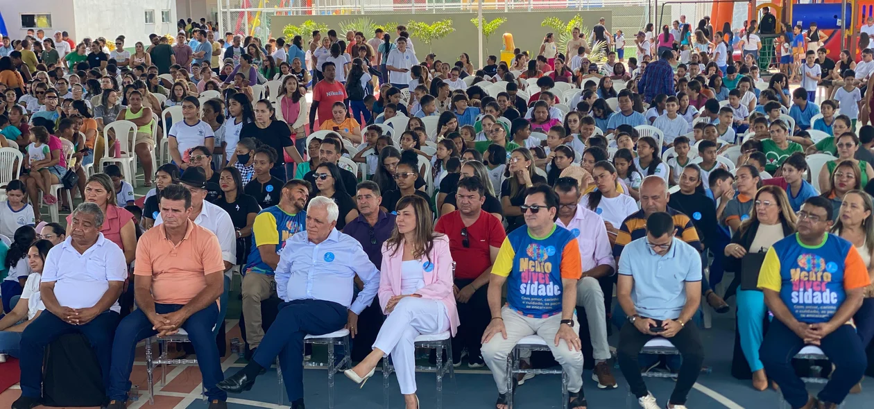 Autoridades e a população no evento