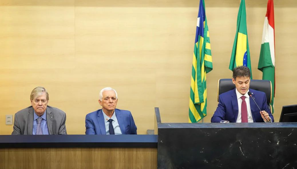 Autoridades em solenidade comemorativa na Assembleia Legislativa