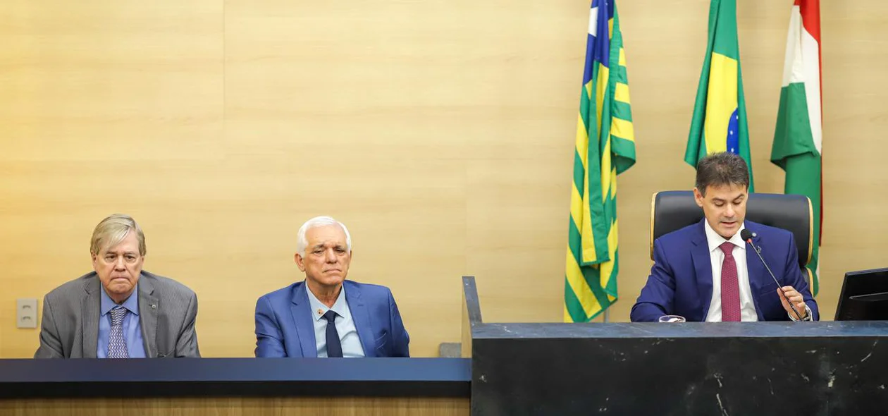 Autoridades em solenidade comemorativa na Assembleia Legislativa