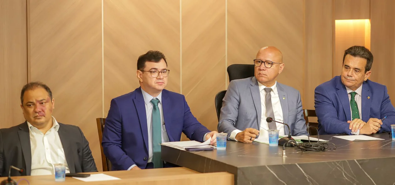Autoridades presentes na solenidade
