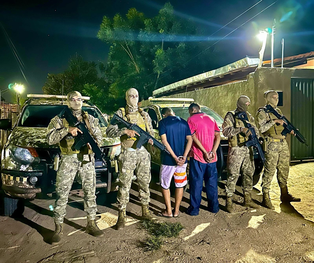 BEPI realiza prisão de dupla com drogas e armas