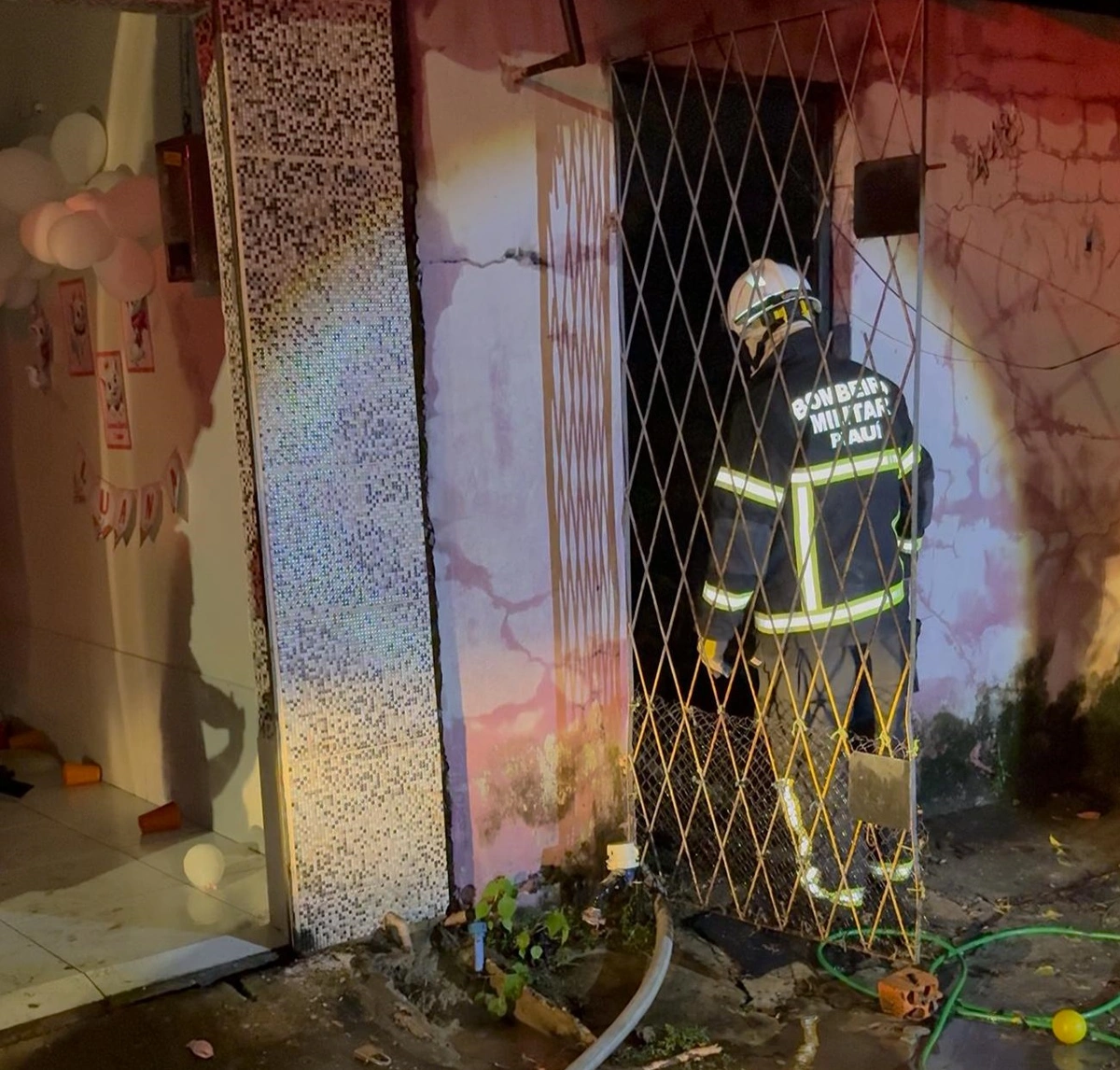 Bombeiros apagaram o fogo na residência