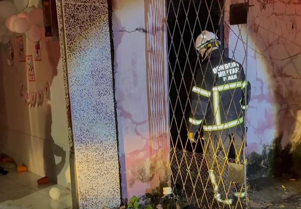 Bombeiros apagaram o fogo na residência
