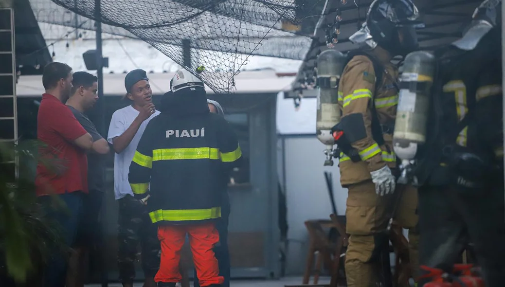 Bombeiros controlando as chamas