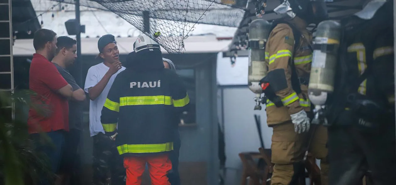 Bombeiros controlando as chamas