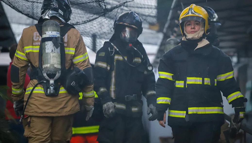 Bombeiros trabalhando para controlar as chamas