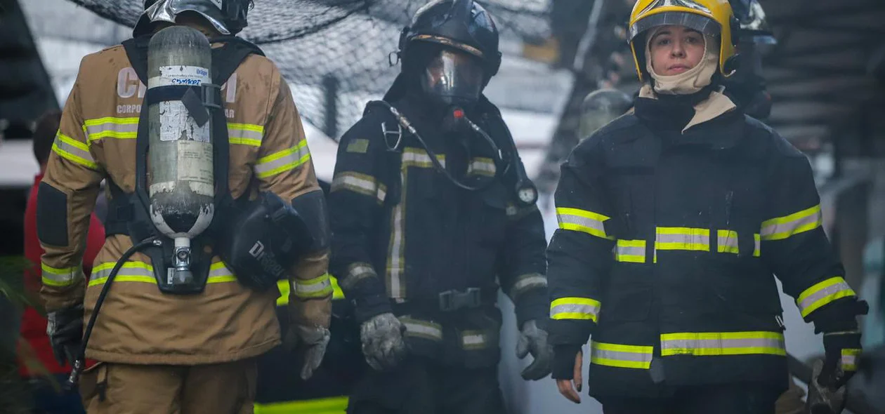 Bombeiros trabalhando para controlar as chamas