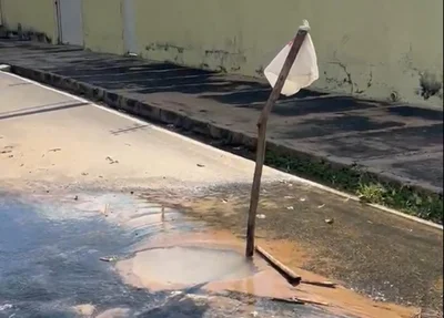 Buraco causado por vazamento de água