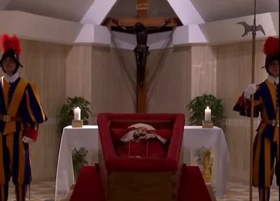 Caixão do Papa Francisco é escoltado por guardas suíços