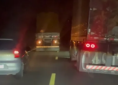 Caminhão fazendo zigue-zague na pista