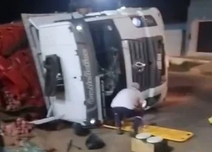 Caminhão que transportava batatas tombou na BR-135