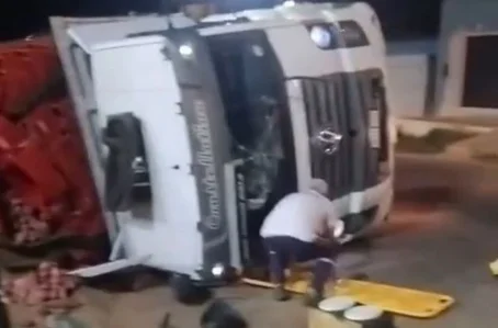 Caminhão que transportava batatas tombou na BR-135