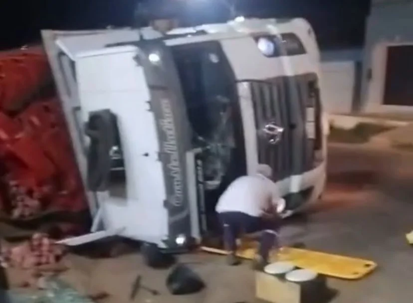 Caminhão que transportava batatas tombou na BR-135