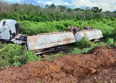 Caminhão tombou após ultrapassagem proibida na BR 343