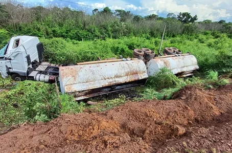 Caminhão tombou após ultrapassagem proibida na BR 343