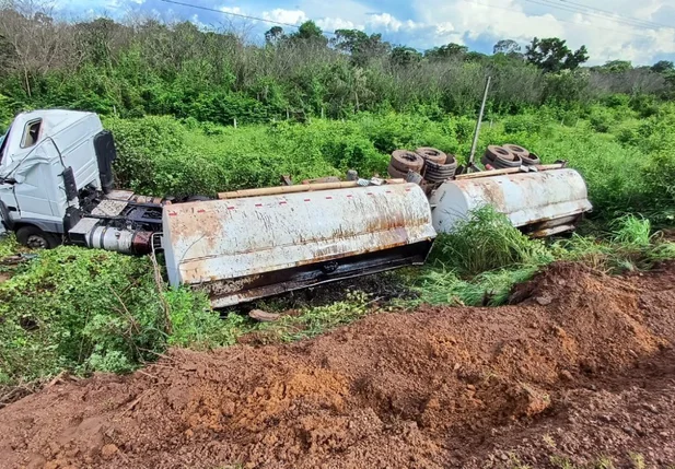 Caminhão tombou após ultrapassagem proibida na BR 343