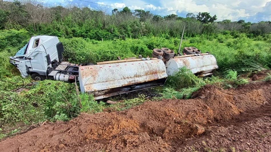 Caminhão tombou após ultrapassagem proibida na BR 343