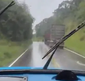 Caminhoneiro registra ultrapassagem perigosa no Paraná