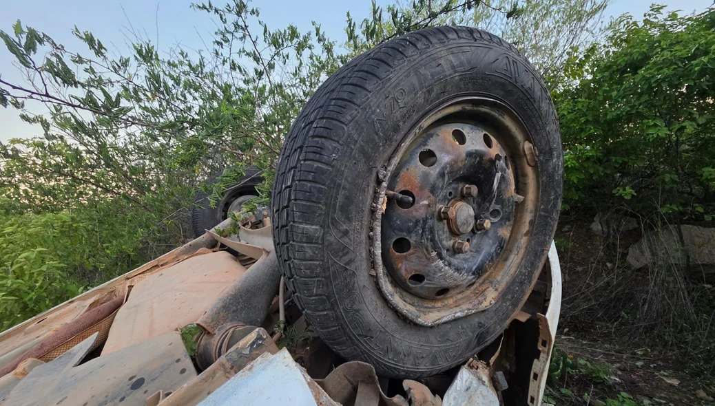 Carro caiu em um buraco e o motorista perdeu o controle