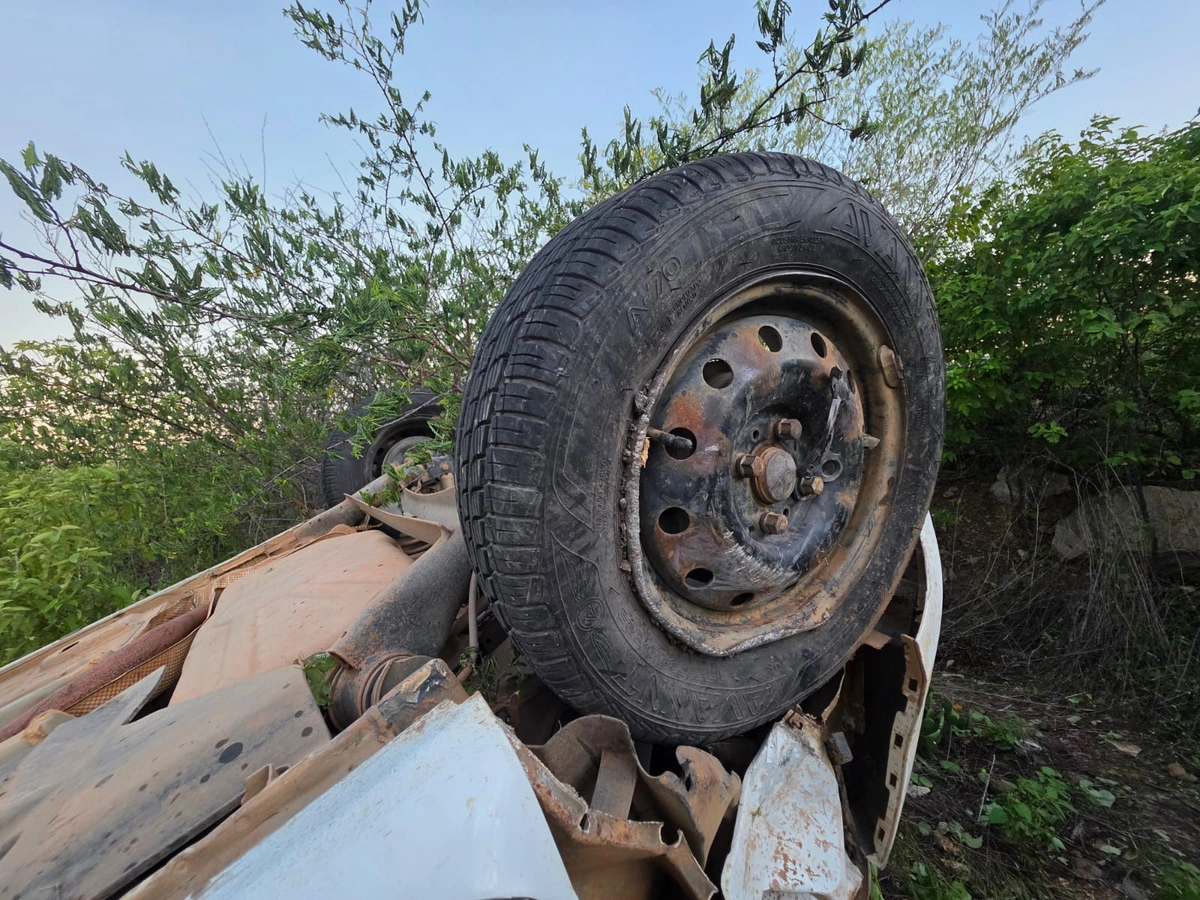 Carro caiu em um buraco e o motorista perdeu o controle