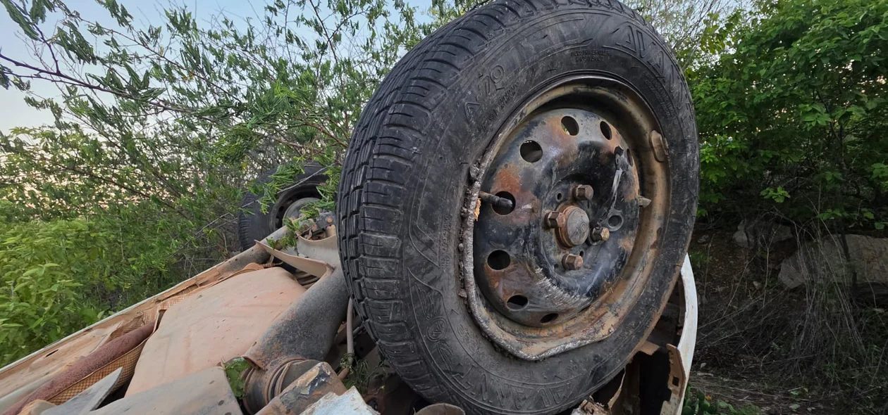 Carro caiu em um buraco e o motorista perdeu o controle