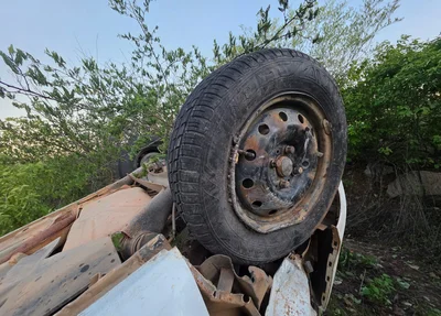 Carro caiu em um buraco e o motorista perdeu o controle