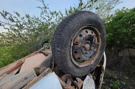 Carro caiu em um buraco e o motorista perdeu o controle
