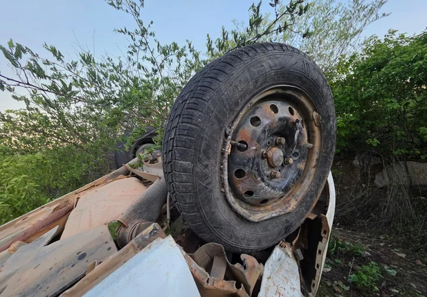 Carro caiu em um buraco e o motorista perdeu o controle