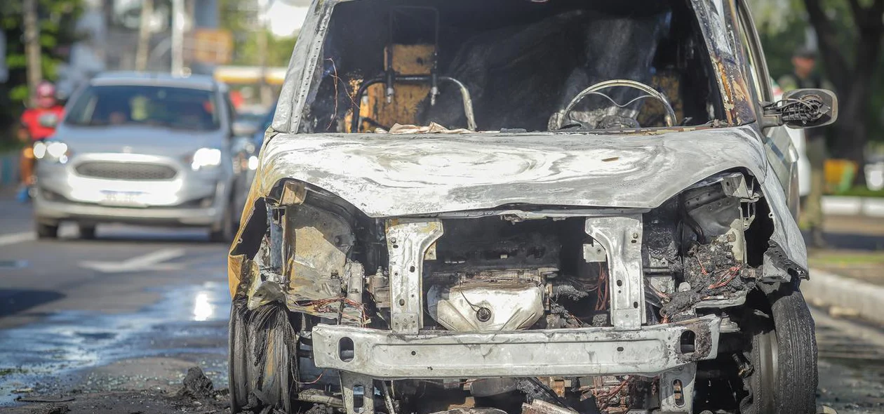 Carro completamente destruído na Avenida Frei Serafim