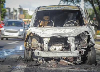 Carro completamente destruído na Avenida Frei Serafim