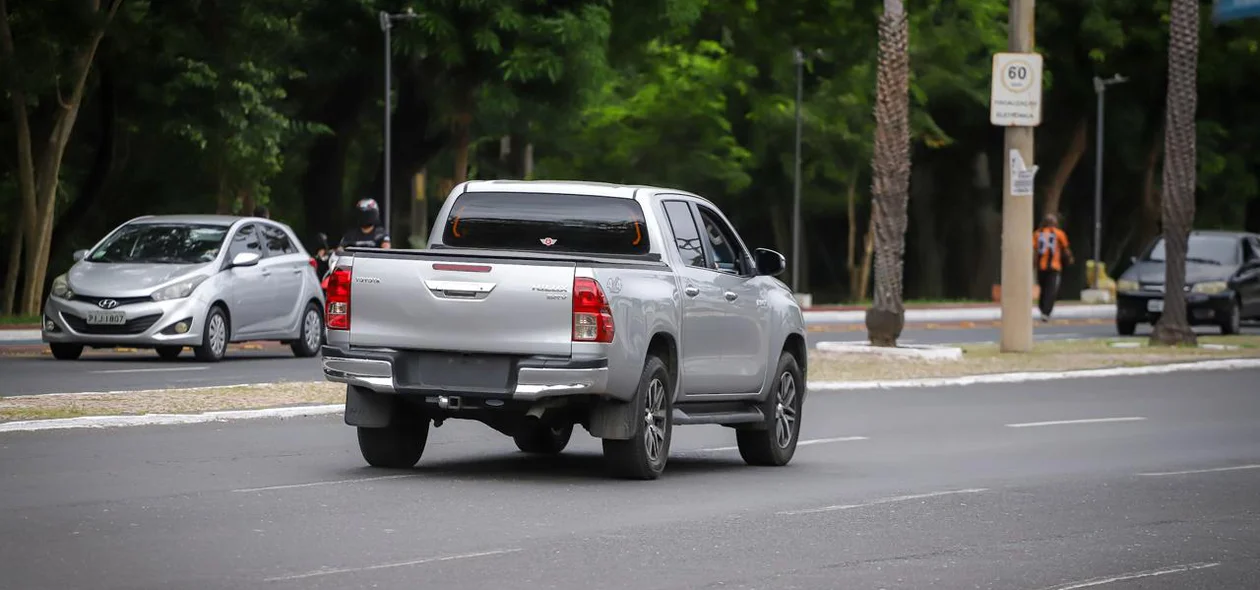 Carro da Polícia Federal após saída do shopping