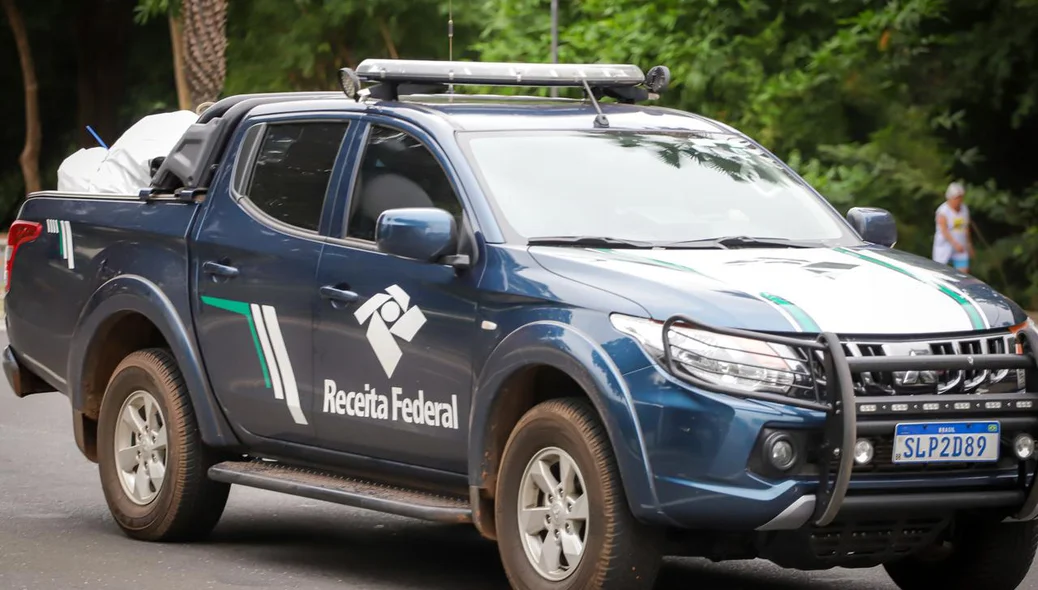 Carro da Receita Federal com a mercadoria apreendida durante a operação