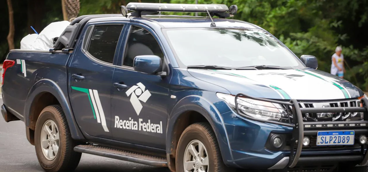 Carro da Receita Federal com a mercadoria apreendida durante a operação