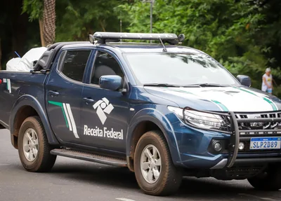 Carro da Receita Federal com a mercadoria apreendida durante a operação