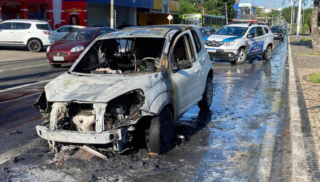 Carro fica destruído após pegar fogo em Teresina
