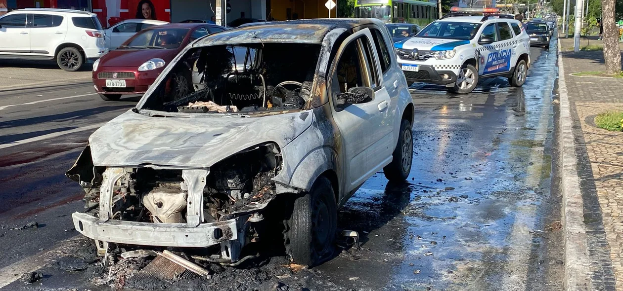 Carro fica destruído após pegar fogo em Teresina