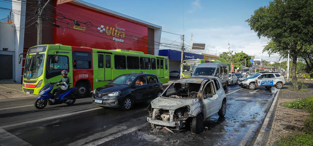 Carro ficou destruído na faixa rápida da Avenida Frei Serafim