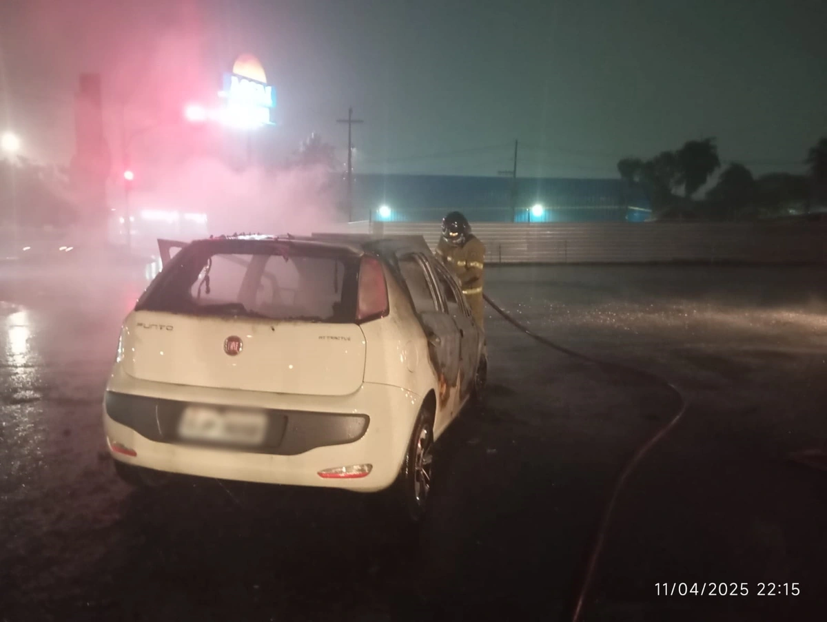 Carro ficou destruído pelo fogo