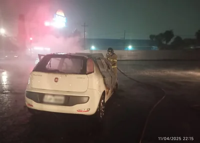 Carro ficou destruído pelo fogo