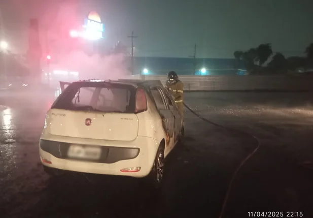 Carro ficou destruído pelo fogo