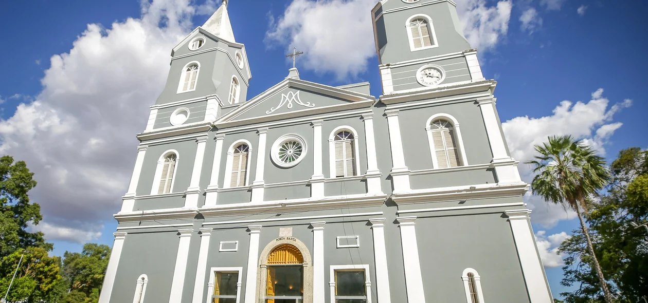 Catedral de Nossa Senhora das Dores, na praça Saraiva
