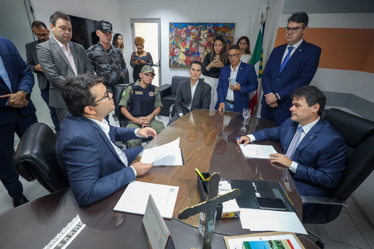 Chico Lucas entrega 12 projetos de lei ao presidente da Alepi, Severo Eulálio