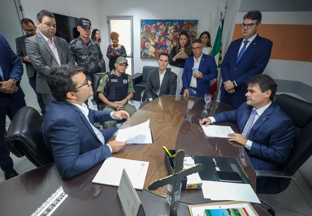 Chico Lucas entrega 12 projetos de lei ao presidente da Alepi, Severo Eulálio