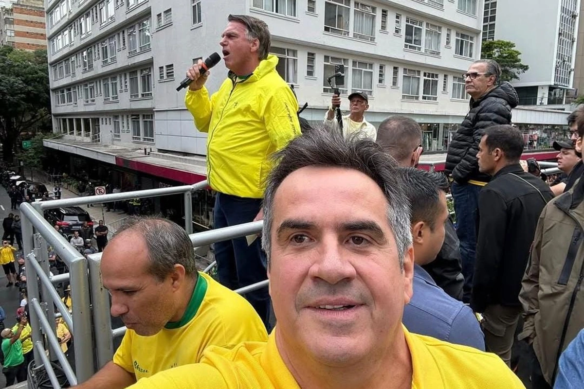 Ciro Nogueira e Jair Bolsonaro ao fundo, durante manifestação na Av. Paulista