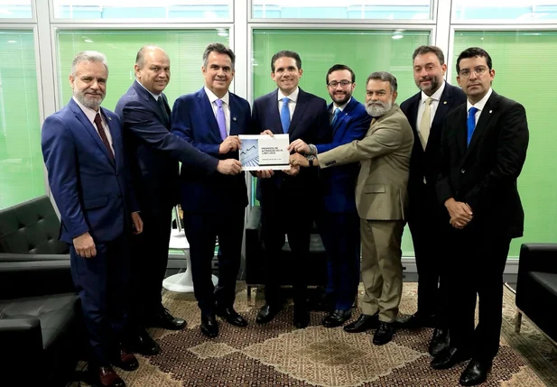 Ciro Nogueira entrega o projeto ao presidente da Câmara dos Deputados, Hugo Motta