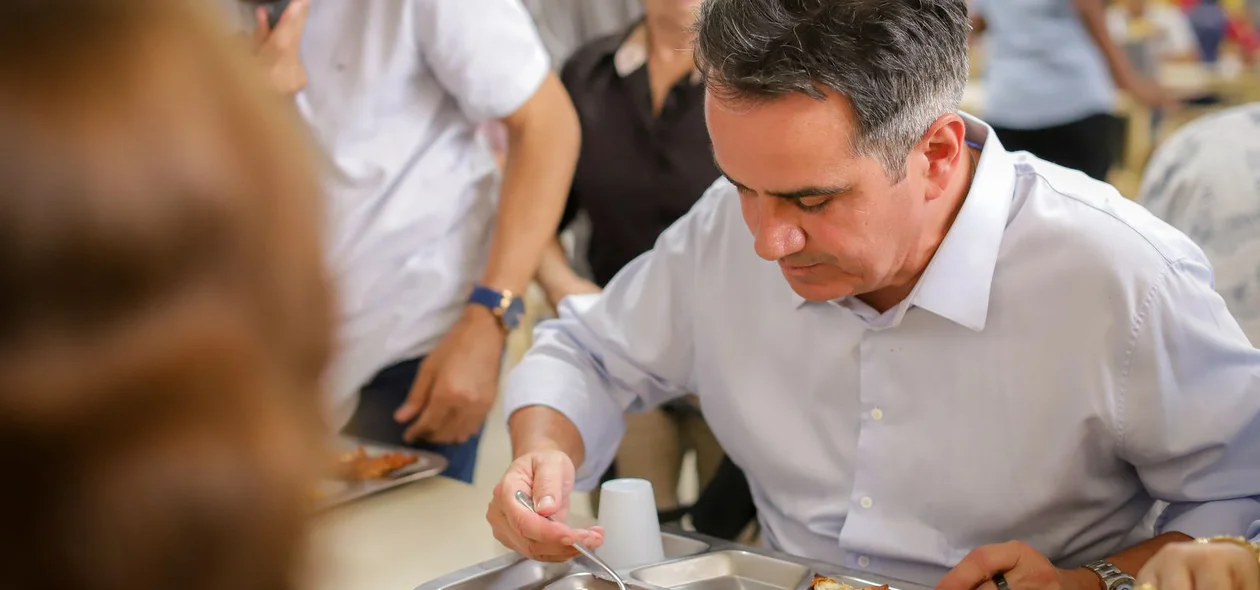 Ciro Nogueira provando almoço